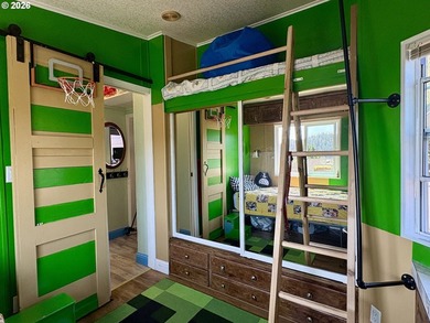 Ocean views. Vaulted ceilingspletely updated. Ready to rent or - photo 37