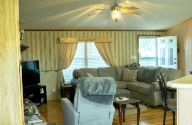 Spacious 3BR, 2BA manufactured home - photo 7