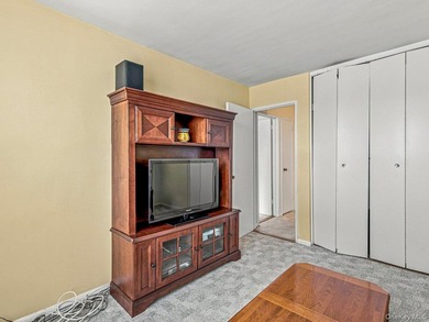 Bright and beautifully updated 2-bedroom move-in ready co-op in - photo 15