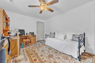Like New 3BR 2Bath open for plan large closets and spacious - photo 18