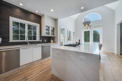 Nestled on a quiet cul-de-sac in Southampton, this beautifully - photo 11