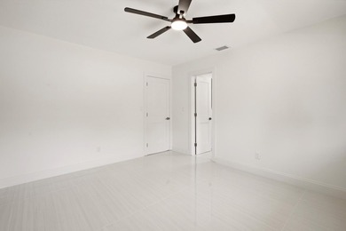 Welcome to this exceptional 4-bedroom, 3.5-bathroom - photo 12