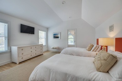 Nestled on a quiet cul-de-sac in Southampton, this beautifully - photo 19