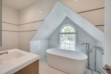 Nestled on a quiet cul-de-sac in Southampton, this beautifully - photo 20