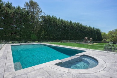 Nestled on a quiet cul-de-sac in Southampton, this beautifully - photo 26