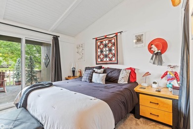 Beautifully updated 2-bedroom, 3-bath two-story end-unit condo - photo 20