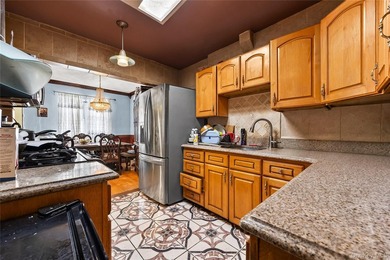 Investment opportunity in the Bronx! This legal 3-family home - photo 7