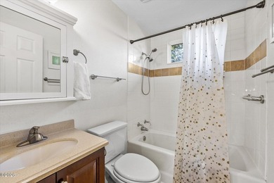 Charming, light-filled 2-bedroom, 1-bath beach cottage-just two - photo 18
