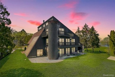 REDUCED AND BACK ON MARKET. 3-story home situated on an island - photo 3