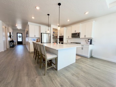Absolutely stunning home!! Like-new 3 year old D.R. Horton home - photo 3