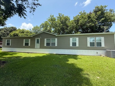 Located on beautiful Lake Saint John, this immaculate 4 bedroom - photo 4