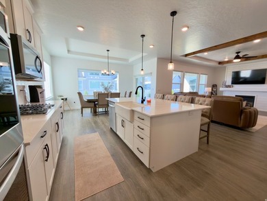 Absolutely stunning home!! Like-new 3 year old D.R. Horton home - photo 4