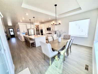 Absolutely stunning home!! Like-new 3 year old D.R. Horton home - photo 8