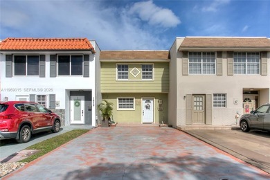 (private lake, pond, coastal) Townhome/Townhouse For Sale in Hialeah Florida