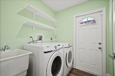 Discover this beautifully renovated 3-bedroom, 2-bath residence - photo 23