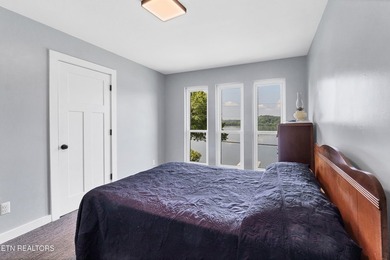 Welcome to lakefront living at its finest! This beautifully - photo 31