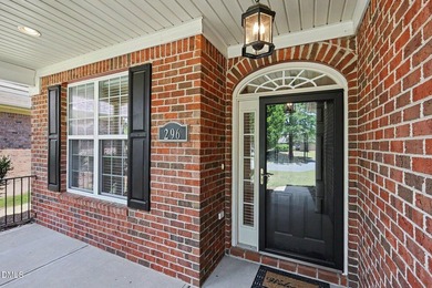 Beautiful brick ranch with custom moldings, tray ceilings, and a - photo 2