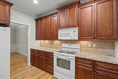 Beautiful brick ranch with custom moldings, tray ceilings, and a - photo 9
