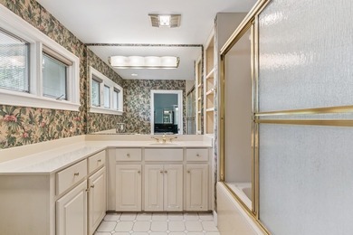 Character and coastal charm come together in this beautiful 3 - photo 29