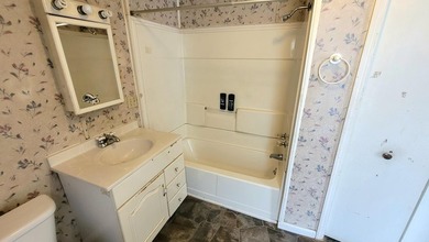 Home with great location. 4 bedrooms 2 baths, Balcony, Nice - photo 35