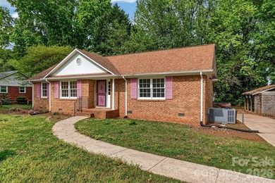 Three bedroom, two full bath home in Davidson, NC. Convenient - photo 1