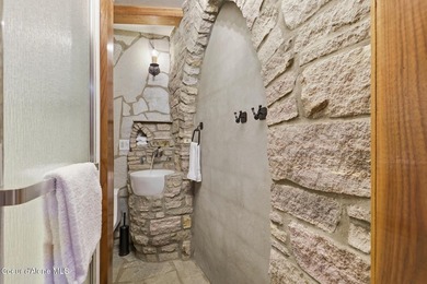 2 magnificent, medieval-style castles are now on the market - photo 16