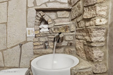 2 magnificent, medieval-style castles are now on the market - photo 17