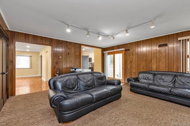 Warm and inviting Colonial offering oversized rooms, 3 bedrooms - photo 11
