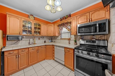 Welcome to this beautiful detached single family home in the - photo 4