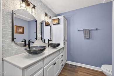 At almost 2,700 sq. ft, this large BEAUTIFULLY REMODELED - photo 12