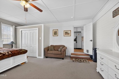 At almost 2,700 sq. ft, this large BEAUTIFULLY REMODELED - photo 18