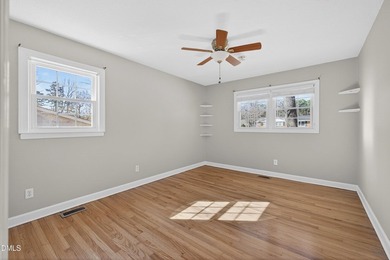 At almost 2,700 sq. ft, this large BEAUTIFULLY REMODELED - photo 23