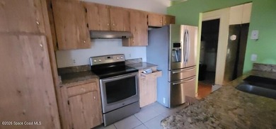 Beautiful 4/2 home with enclosed pool, open floor plan, vaulted - photo 11