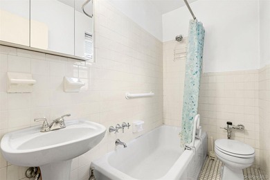 Expansive 1 bedroom with a great layout and potential of a JR4 - photo 21
