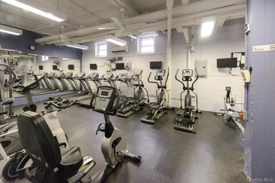 Expansive 1 bedroom with a great layout and potential of a JR4 - photo 23