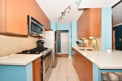 Resort-style living awaits at the luxury WaterEdge Towers! - photo 20