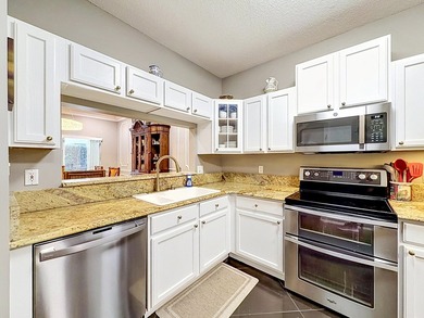 Beautifully updated 3-bedroom, 2.5-bath partial lake view - photo 11