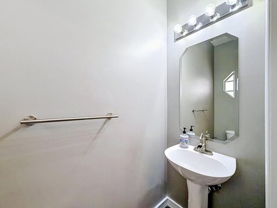 Beautifully updated 3-bedroom, 2.5-bath partial lake view - photo 14
