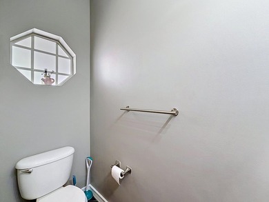Beautifully updated 3-bedroom, 2.5-bath partial lake view - photo 15