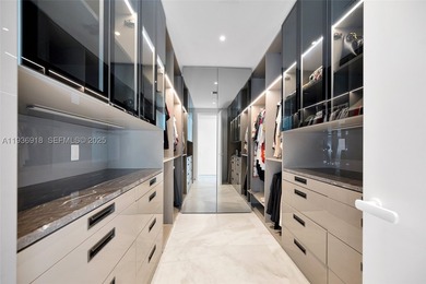 Seller motivated, Turnkey residence, South East corner on the - photo 31