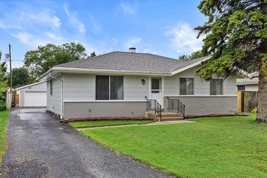Seller has meticulously updated this home over the last few - photo 2