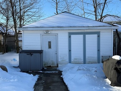 East Rockaway: Bay Park, Renovated Bungalow with 2 Bedrooms, 1 - photo 18