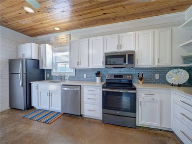Attractive four bedrooms, 3.5 baths, free standing condo located - photo 5