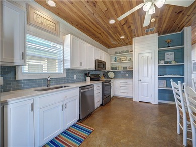 Attractive four bedrooms, 3.5 baths, free standing condo located - photo 6