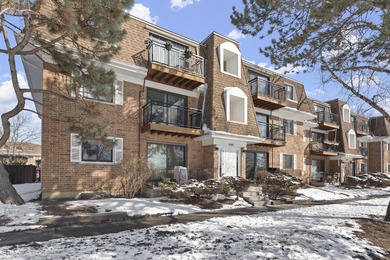 (private lake, pond, creek) Condo Active Under Contract in Glenview Illinois