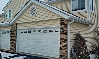 Lake Townhome/Townhouse For Sale in Streamwood, Illinois