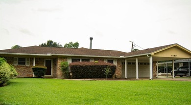 This 3/2/2 home offers incredible potential and plenty of space - photo 1