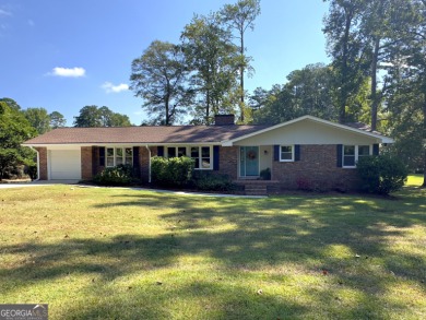 Beautiful lake cottage nestled on 2 lots featuring 251 ft of - Lake Home For Sale in Jonesboro, Georgia