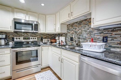 Location! Location! Location! This 1,100 sq ft, fully remodeled - photo 7