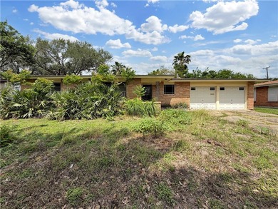 3-bedroom, 2-bath estate brimming with potential and ready for - photo 2